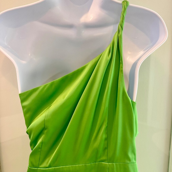 New w/Tags!! Amur Deena One Shoulder Gown in Green Daylily, size 4 - Picture 13 of 16